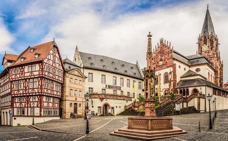 Stiftsplatz in der Altstadt von Aschaffenburg – © ©riebevonsehl - stock.adobe.com