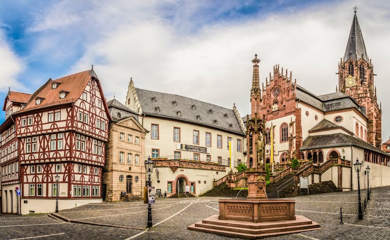 Stiftsplatz in der Altstadt von Aschaffenburg - ©©riebevonsehl - stock.adobe.com