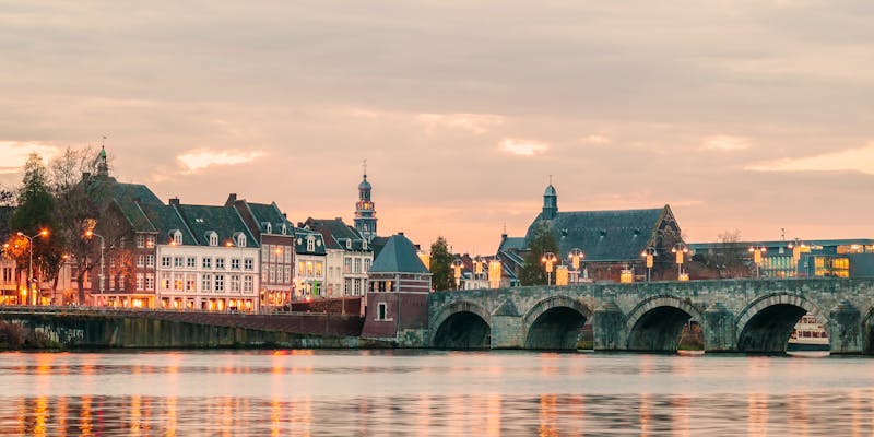 Blick über die Maas auf die St.-Servatius-Brücke in Maastricht - ©©DutchScenery - stock.adobe.com
