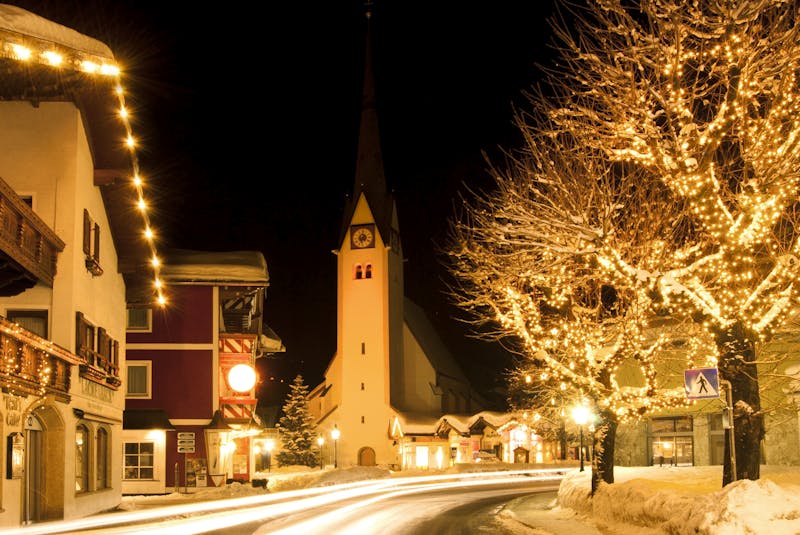 Abtenau im Salzburger Land - hell erleuchteter Dorfplatz im Winter - ©Landhotel Gasthaus Traunstein