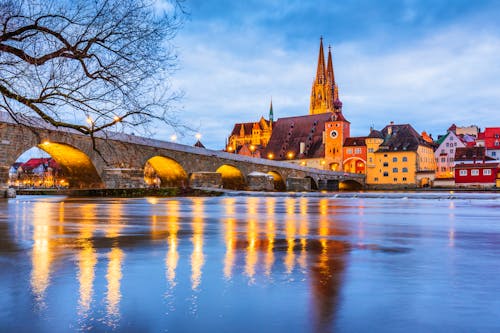 Winterabend in Regensburg - Blick auf die Steinerne Brücke, die Donau und sie Altstadt &ndash; &copy; ©emperorcosar - stock.adobe.com