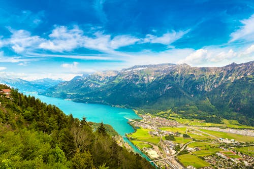 Panoramablick auf Interlaken und den Thunersee &ndash; &copy; ©Sergii Figurnyi - stock.adobe.com