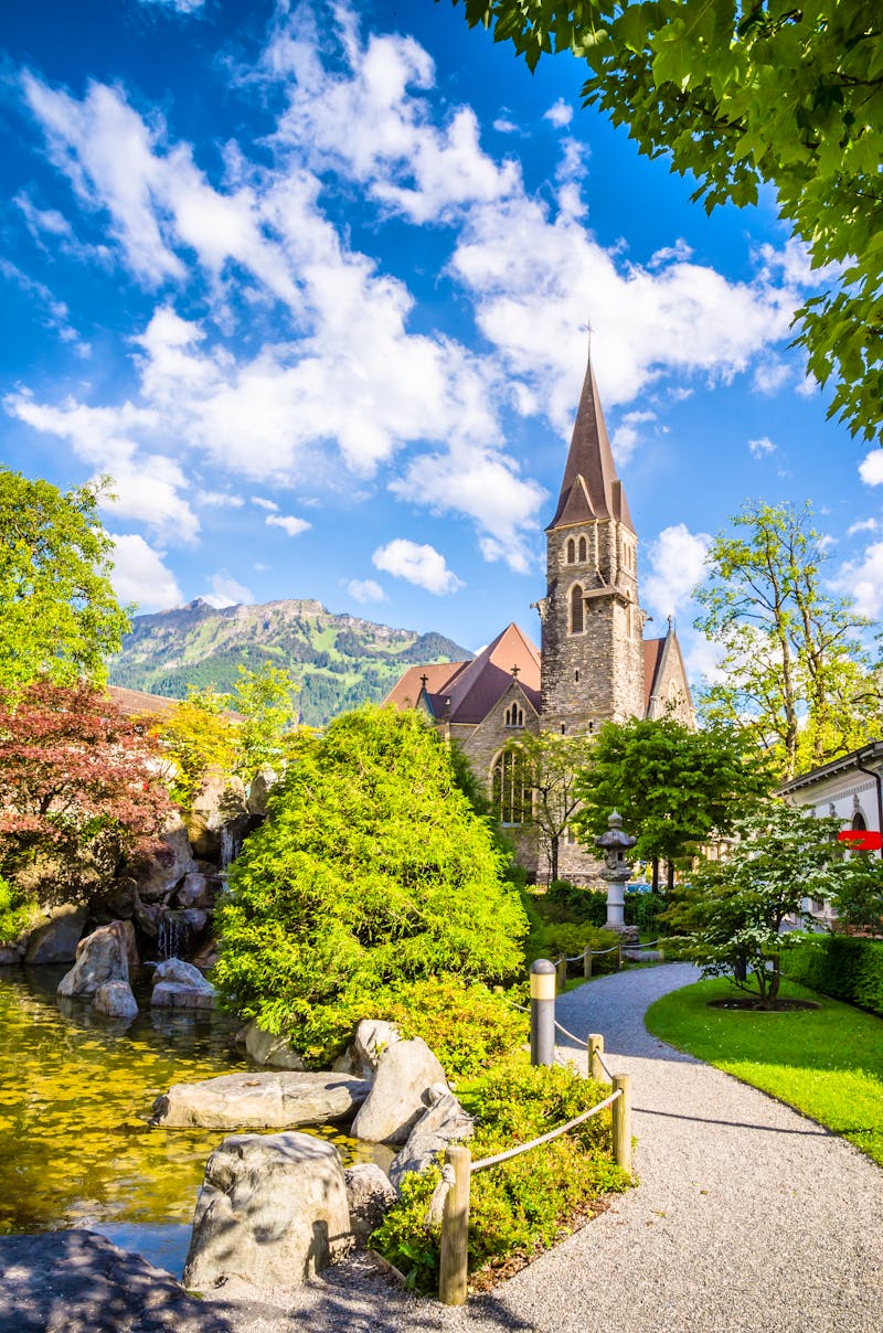 Interlaken - Heilig-Geist-Kirche und japanischer Garten - ©©Olena Z - stock.adobe.com