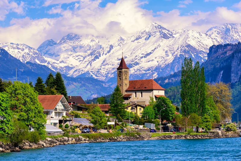 Brienz am Brienzersee nahe Interlaken mit herrlichem Alpenpanorama im Hintergrund - ©©Boris Stroujko - stock.adobe.com
