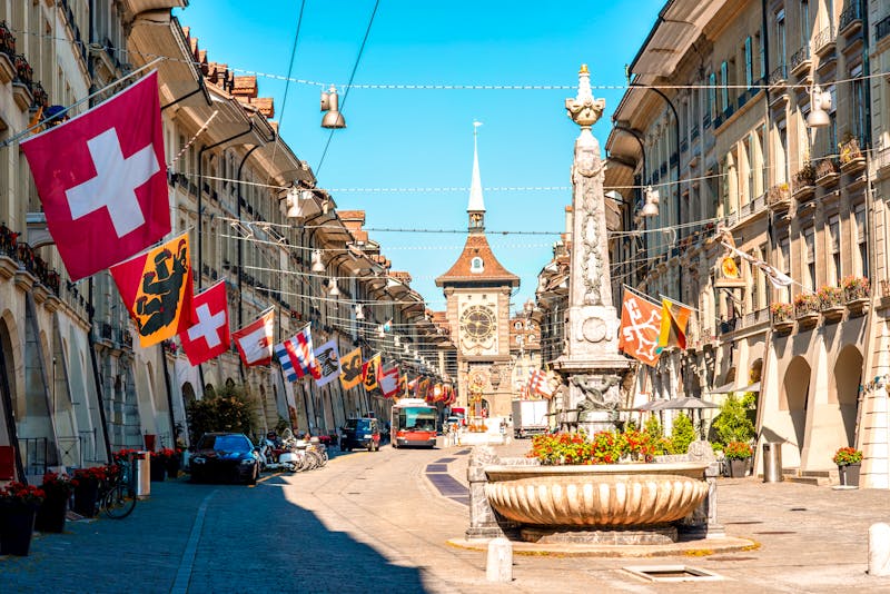 Bern - Altstadt mit Kramgasse und Glockenturm - ©©rh2010 - stock.adobe.com