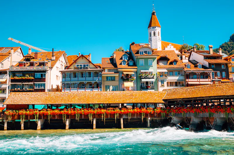 Thun am Thunersee - Altstadt an der Aare mit der berühmten Holzbrücke - &copy;©Sanga - stock.adobe.com