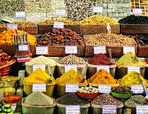 Große Auswahl an exotischen Gewürzen auf einem Gewürzmarkt in Istanbul – © ©Faraways - stock.adobe.com