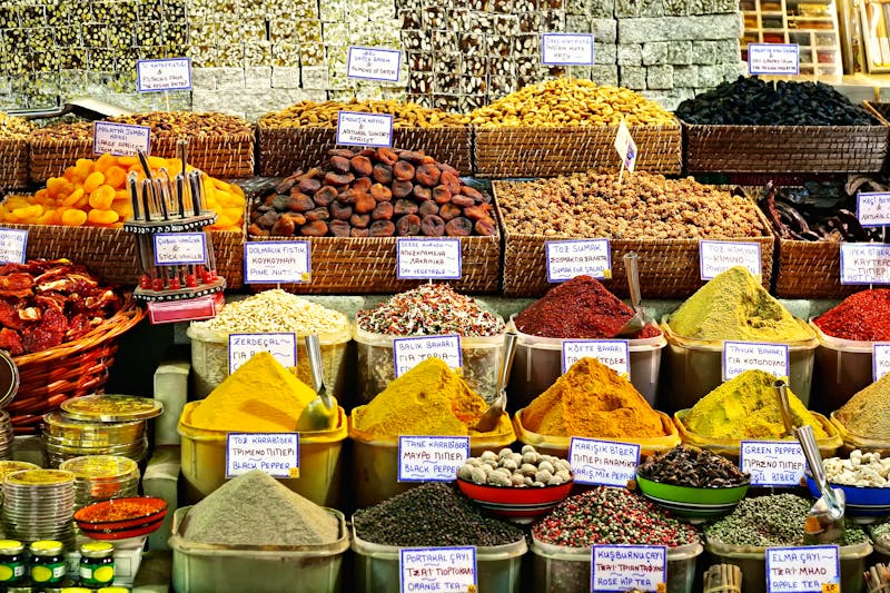 Große Auswahl an exotischen Gewürzen auf einem Gewürzmarkt in Istanbul - ©©Faraways - stock.adobe.com