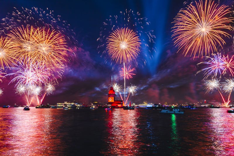 Istanbul, Feuerwerk über dem Bosporus - ©©AliEfe - stock.adobe.com