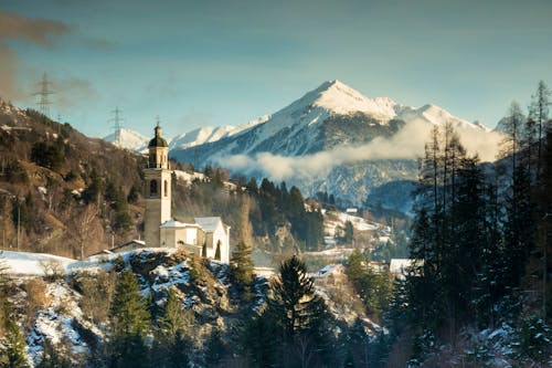 Tiefencastel in den Schweizer Alpen - Kirche und Bergpanorama im Winter &ndash; &copy; ©makasana photo - stock.adobe.com