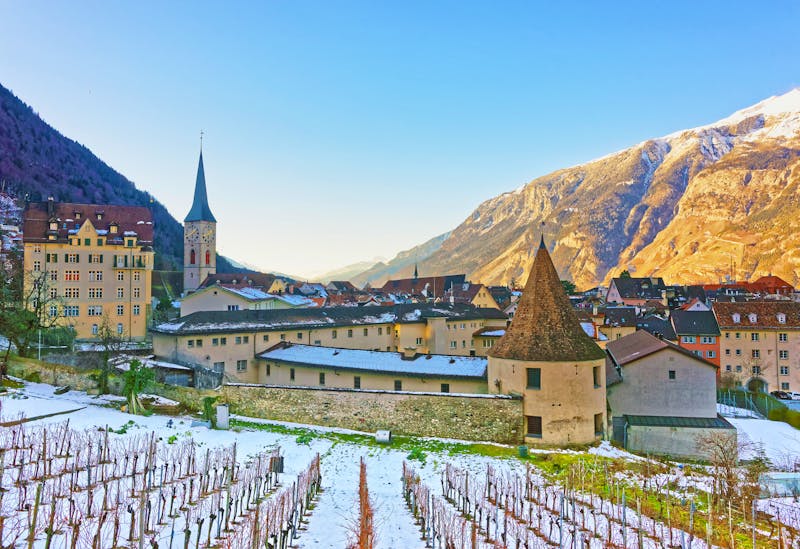 Chur im Winter bei Sonnenaufgang - Martinskirche und Weinberge - ©©Roman Babakin - stock.adobe.com