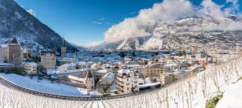 Chur im Winter - Stadtpanorama und Eisenbahnstrecke des Glacier-Express &ndash; &copy; ©makasana photo - stock.adobe.com