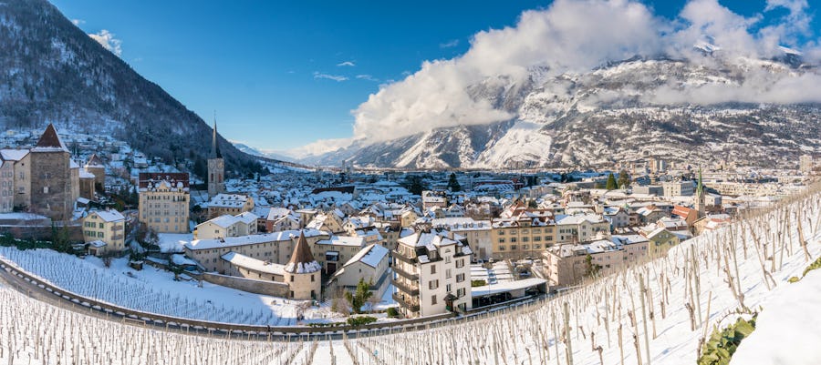 Chur im Winter - Stadtpanorama und Eisenbahnstrecke des Glacier-Express – © ©makasana photo - stock.adobe.com