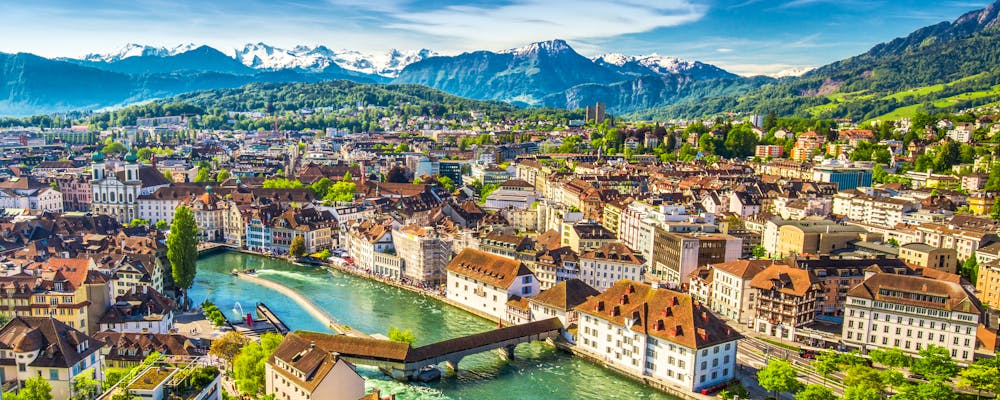 Panoramablick auf die Altstadt von Luzern - Pilatus-Berg im Hintergrund – © ©Eva Bocek - stock.adobe.com