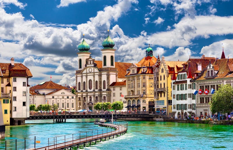 Luzern - Altstadt mit Jesuitenkirche am Reuss-Ufer - ©©olga demchishina - stock.adobe.com
