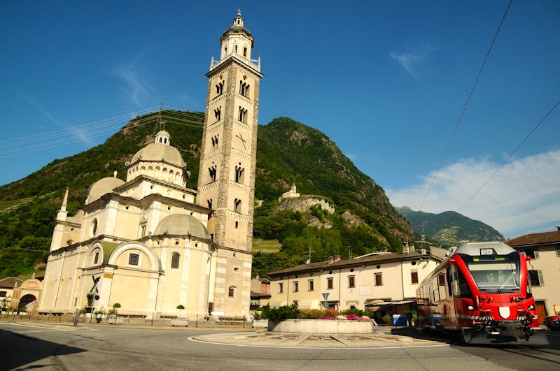 Bernina Express in Tirano an der Basilica Madonna di Tirano  - ©©Dan74 - stock.adobe.com