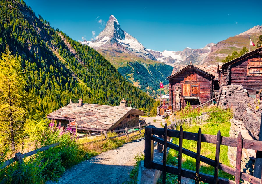 Sommermorgen in Zermatt - historische Holzhäuser und Blick auf das Matterhorn – © ©jojjik - stock.adobe.com