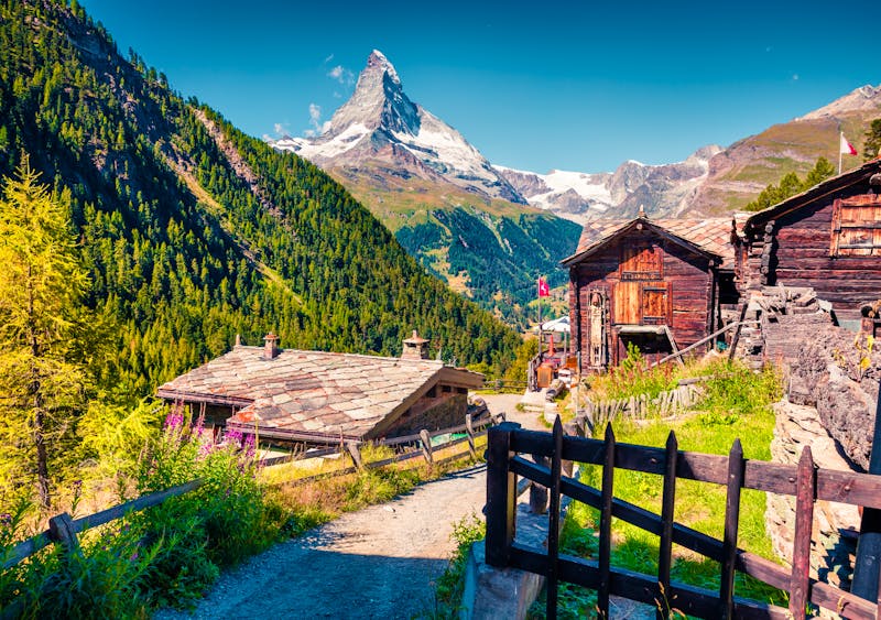 Sommermorgen in Zermatt - historische Holzhäuser und Blick auf das Matterhorn - ©©jojjik - stock.adobe.com