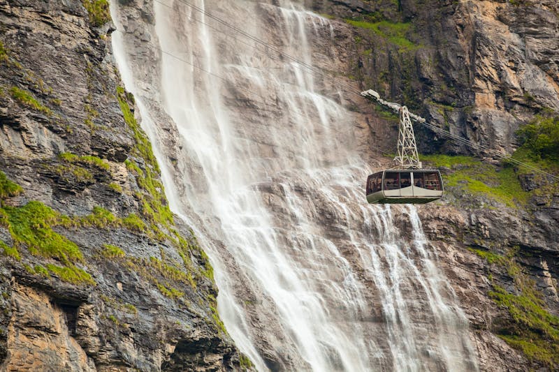 Auffahrt zum Schilthorn - Gondelbahn vor dem Wasserfall - ©©rochagneux - stock.adobe.com
