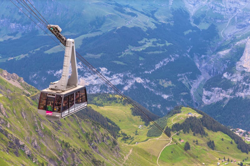 Auffahrt zum Schilthorn - Gondelbahn mit Blick in das Tal - ©©Peter Stein - stock.adobe.com
