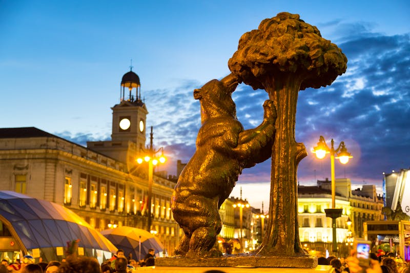 Bären-Denkmal auf dem Puerta del Sol in Madrid bei Sonnenuntergang - ©©kasto - stock.adobe.com