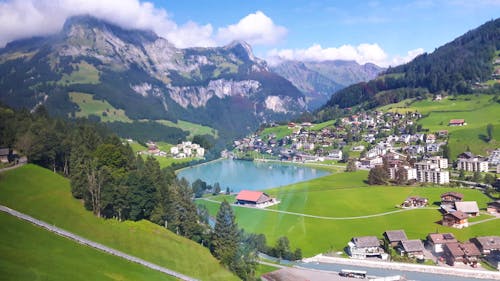 Fahrt mit dem TITLIS XPRESS (Blick auf den Eugenisee) &ndash; &copy; Katrin Deutschbein - Eberhardt TRAVEL