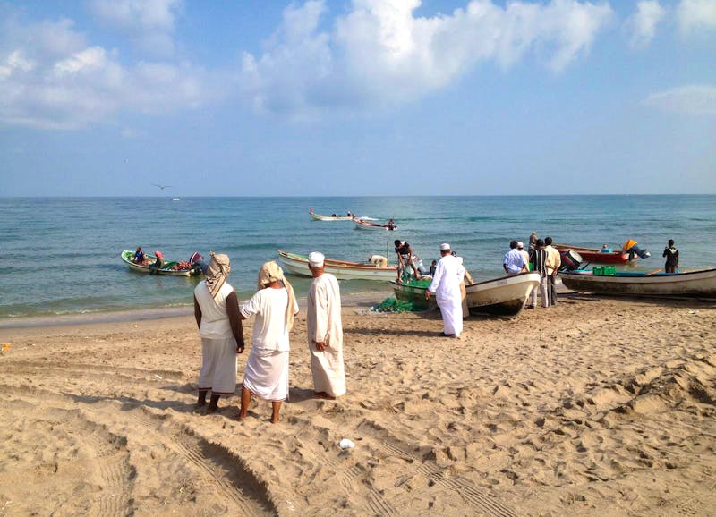 Fischer am Strand von Barka - ©Eberhardt TRAVEL - Patrick Fritzsche