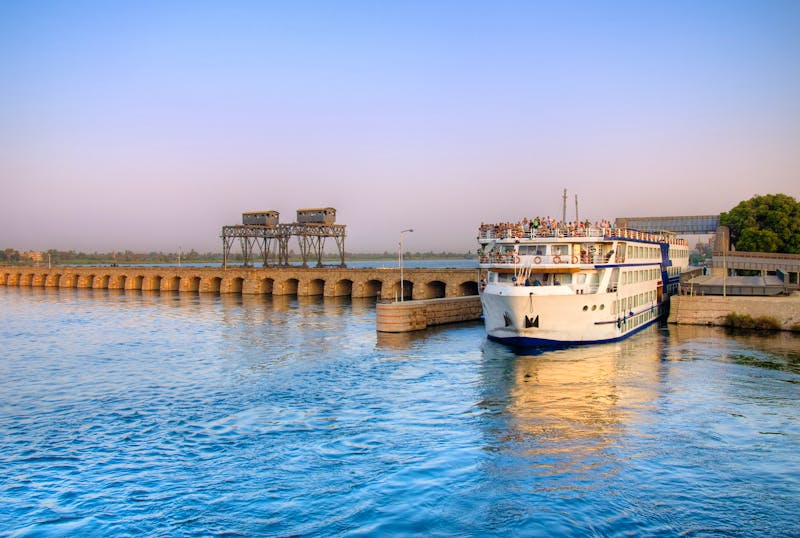 Nilkreuzfahrt - Schiff an der Schleuse von Esna - ©©Jose Ignacio Soto - stock.adobe.com