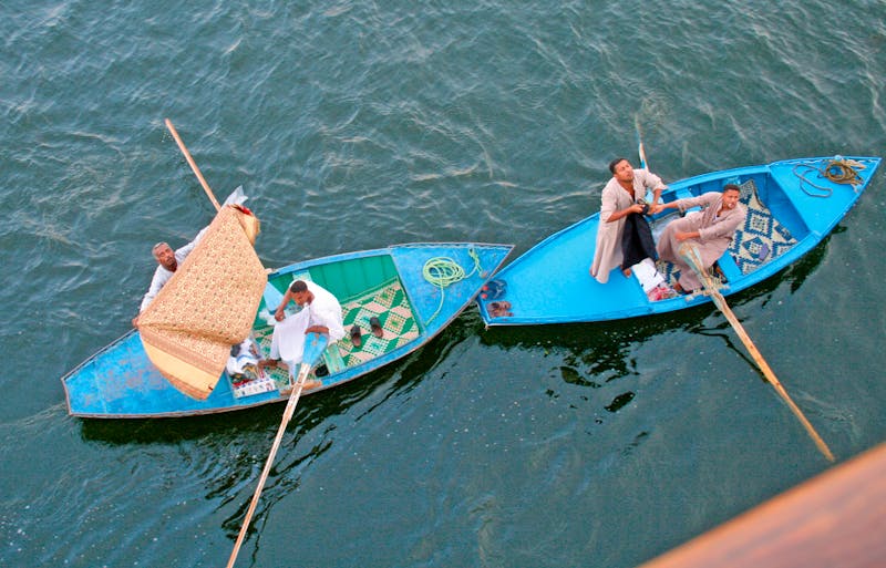 Händler an der Schleuse von Esna auf dem Nil - ©Eberhardt TRAVEL - Kristin Weigel