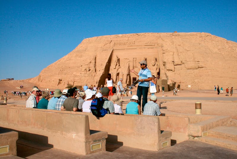 Reiseleiter erklärt Wissenswertes zu Abu Simbel - ©Eberhardt TRAVEL - Kristin Weigel