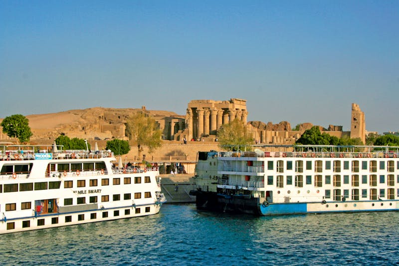 Nil-Kreuzfahrtschiffe am Doppeltempel von Kom Ombo - ©Eberhardt TRAVEL - Kristin Weigel