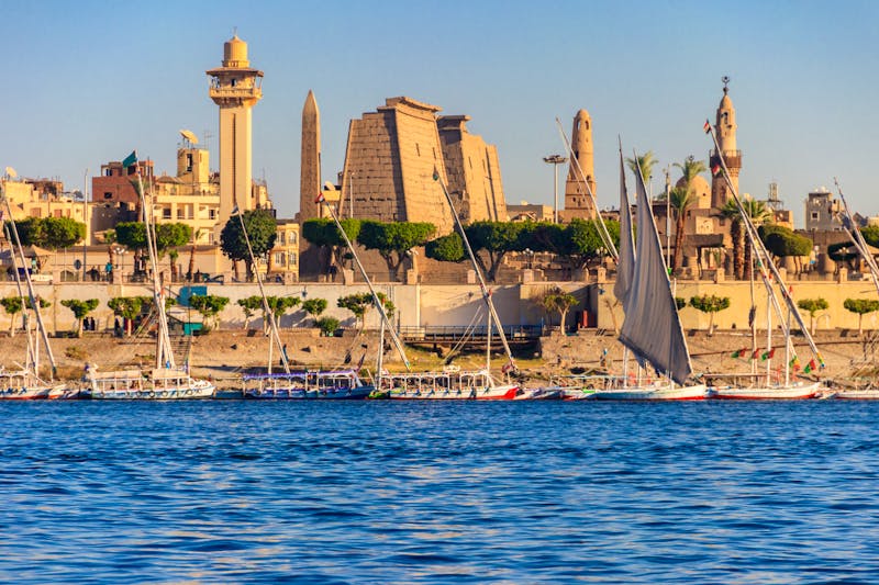 Nilkreuzfahrt - Luxor Tempel vom Nil aus gesehen - ©©olyasolodenko - stock.adobe.com