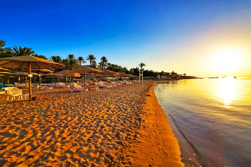 Abendsonne am Strand von Hurghada am Roten Meer - ©©jonnysek - stock.adobe.com