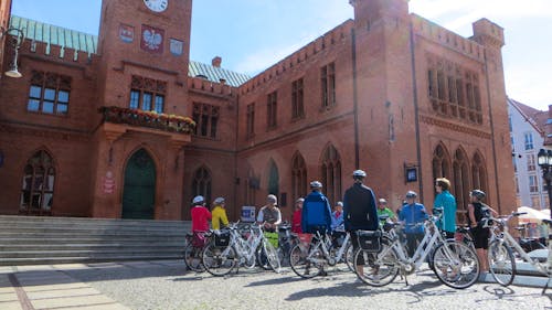 Radgruppe am Rathaus von Kolberg &ndash; &copy; Eberhardt TRAVEL - Mandy Lehmann
