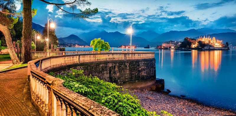 Abendlicher Bummel in Stresa mit Blick zur Isola Bella - ©jojjik - stock.adobe.com