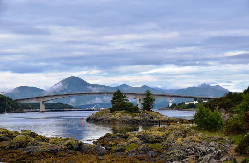 Blick von Kyle of Lochalsh zur Skye Bridge und den Cullin Hills - ©Konrad Füssel