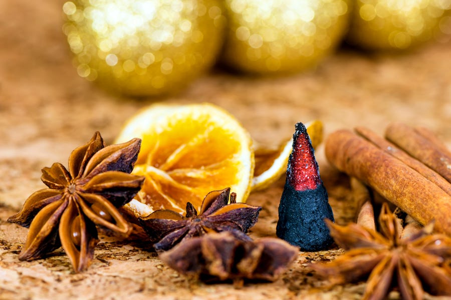 Weihnachten, Räucherkerze, Zimtstangen und Orange – © foto_tech - stock.adobe.com