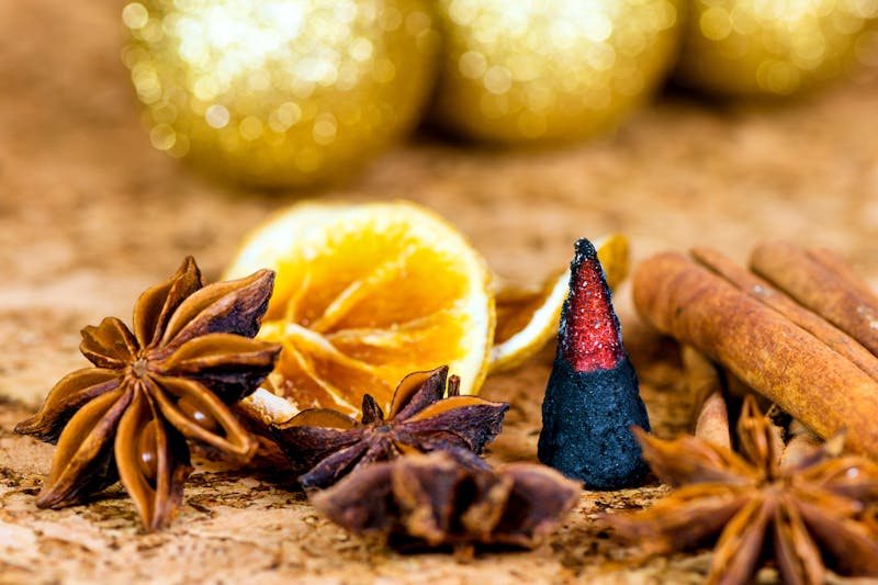 Weihnachten, Räucherkerze, Zimtstangen und Orange - ©foto_tech - stock.adobe.com