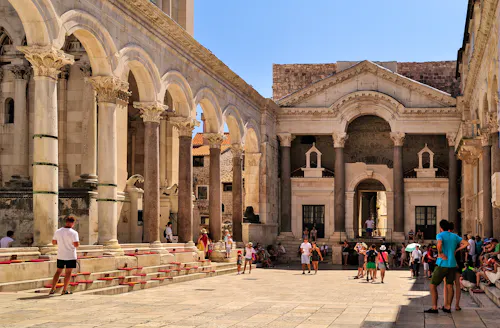 Peristyl des Diokletianspalastes in Split &ndash; &copy; Torsten Becker - stock.adobe.com