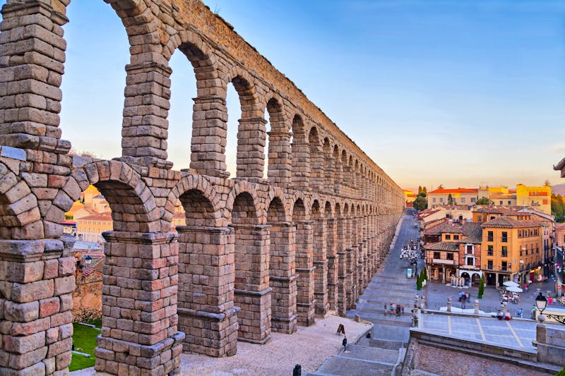 Segovia - antikes römisches Aquädukt am Plaza del Azoguejo - ©©bbsferrari - stock.adobe.com