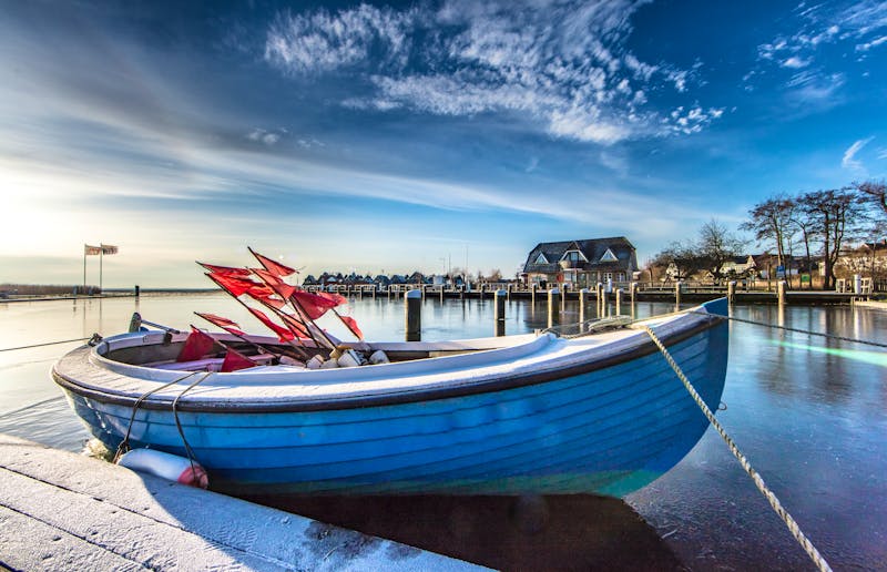 Fischerboot im winter - ©haiderose - stock.adobe.com