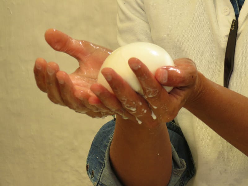 Mozzarella-Zupfen in der Masseria Priore - ©Marion Kottlos