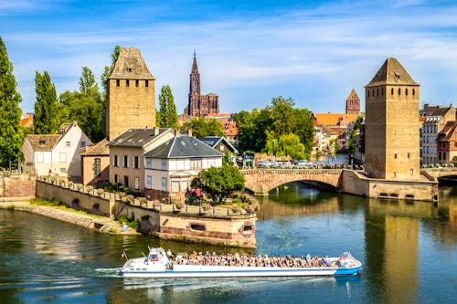 Bootsfahrt in Straßburg  &ndash; &copy; ©pure-life-pictures - stock.adobe.com