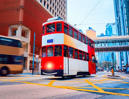 Doppeldecker-Straßenbahn dingding in Hongkong – © badahos - stock.adobe.com