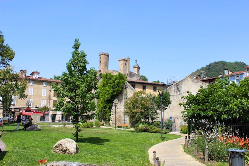 Gartenanlage in Foix mit Blick zur Burg - ©Marcus Richter - Eberhardt TRAVEL