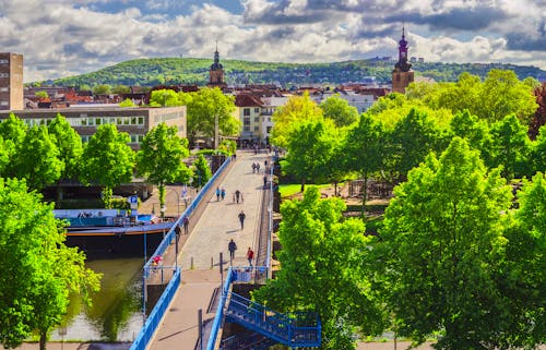 Saarbrücken - Blick über die Alte Brücke und auf die Altstadt mit Basilika Sankt Johann &ndash; &copy; ©Fotoschlick - stock.adobe.com