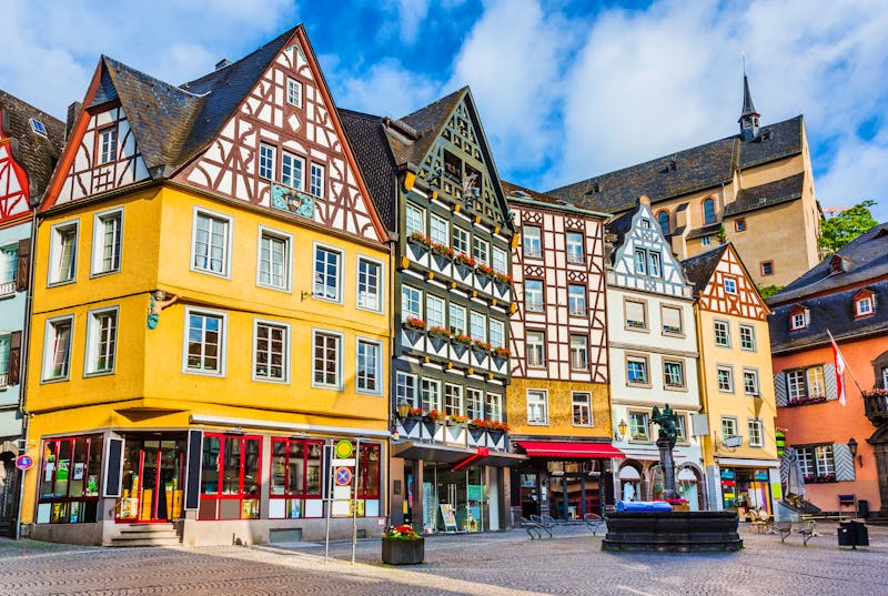 Cochem an der Mosel - Marktplatz in der Altstadt mit Fachwerkhäusern und Brunnen - ©©emperorcosar - stock.adobe.com