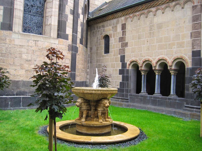 Benediktiner-Abtei Maria Laach - Brunnen im Innenhof der romanischen Basilika  - ©Wilfried Briol - Eberhardt TRAVEL