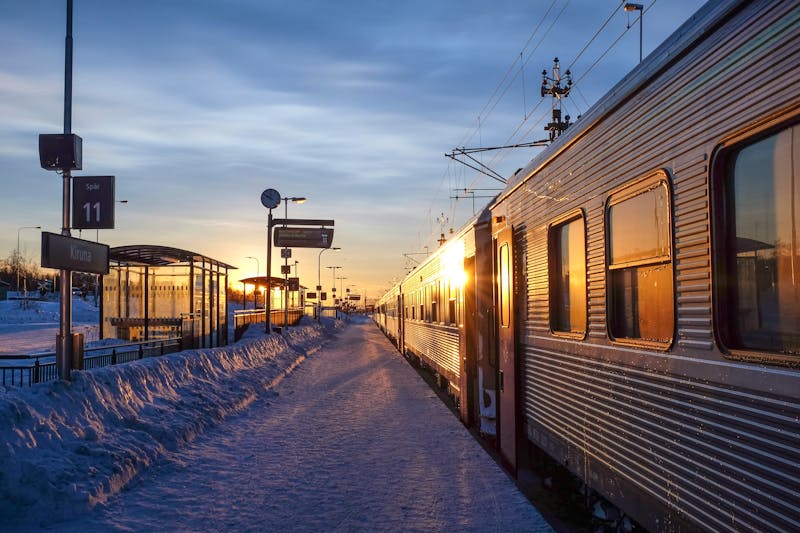 Der Arctic Circle Train an einer Bahnstation - ©Pavel - stock.adobe.com