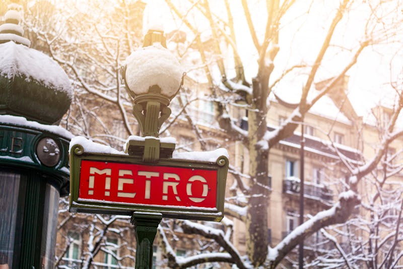 Berühmtes Pariser Metro-Zeichen im Schnee - ©©Sergey Novikov - stock.adobe.com